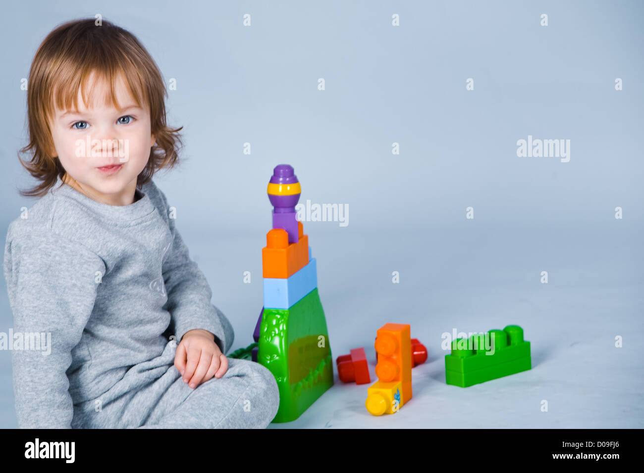 Bambini che giocano con i mattoni Foto Stock