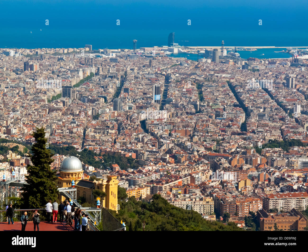 Il centro cittadino di Barcellona Catalonia Spagna vista dal monte Tibidabo a nord della città con osservatorio in primo piano Foto Stock