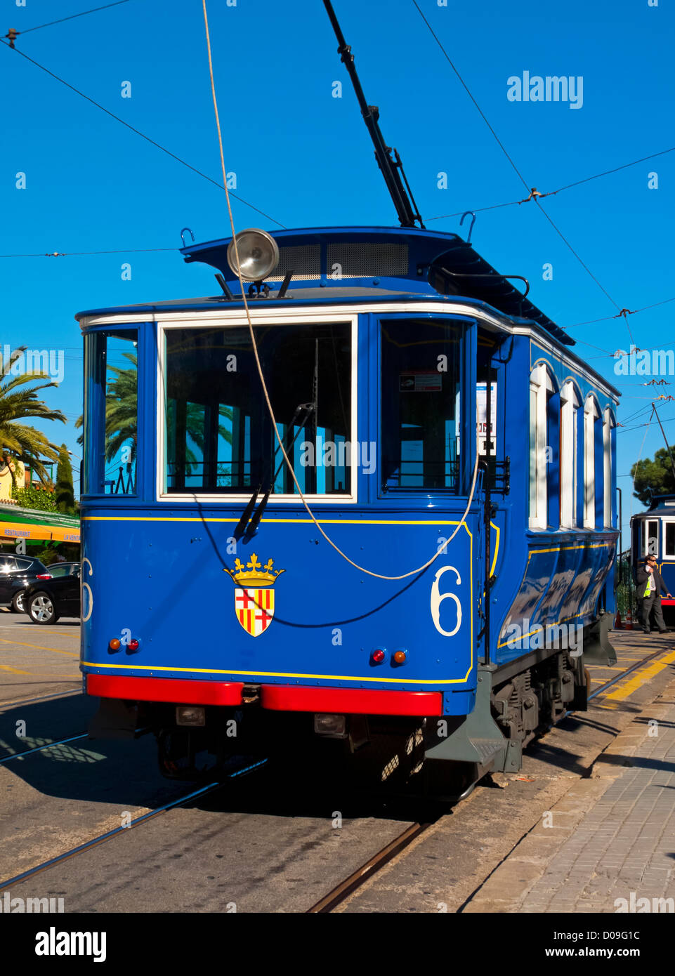 Tram blu utilizzato per i passeggeri del traghetto per la vetta del Monte Tibidabo nel nord della città di Barcellona Catalonia Spagna Foto Stock