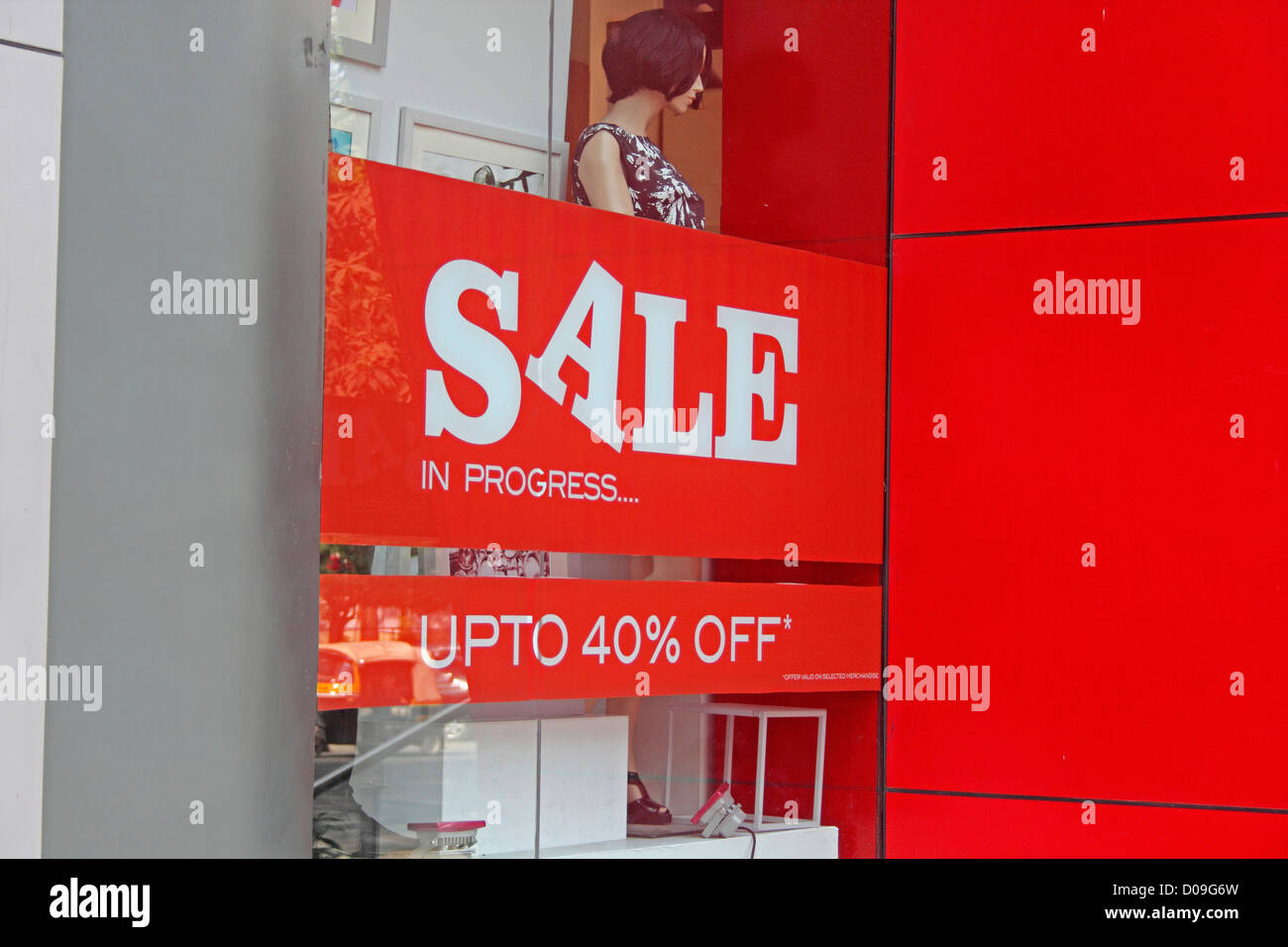La finestra di visualizzazione con il 40 % di sconto pensione presso un negozio, India. Foto Stock