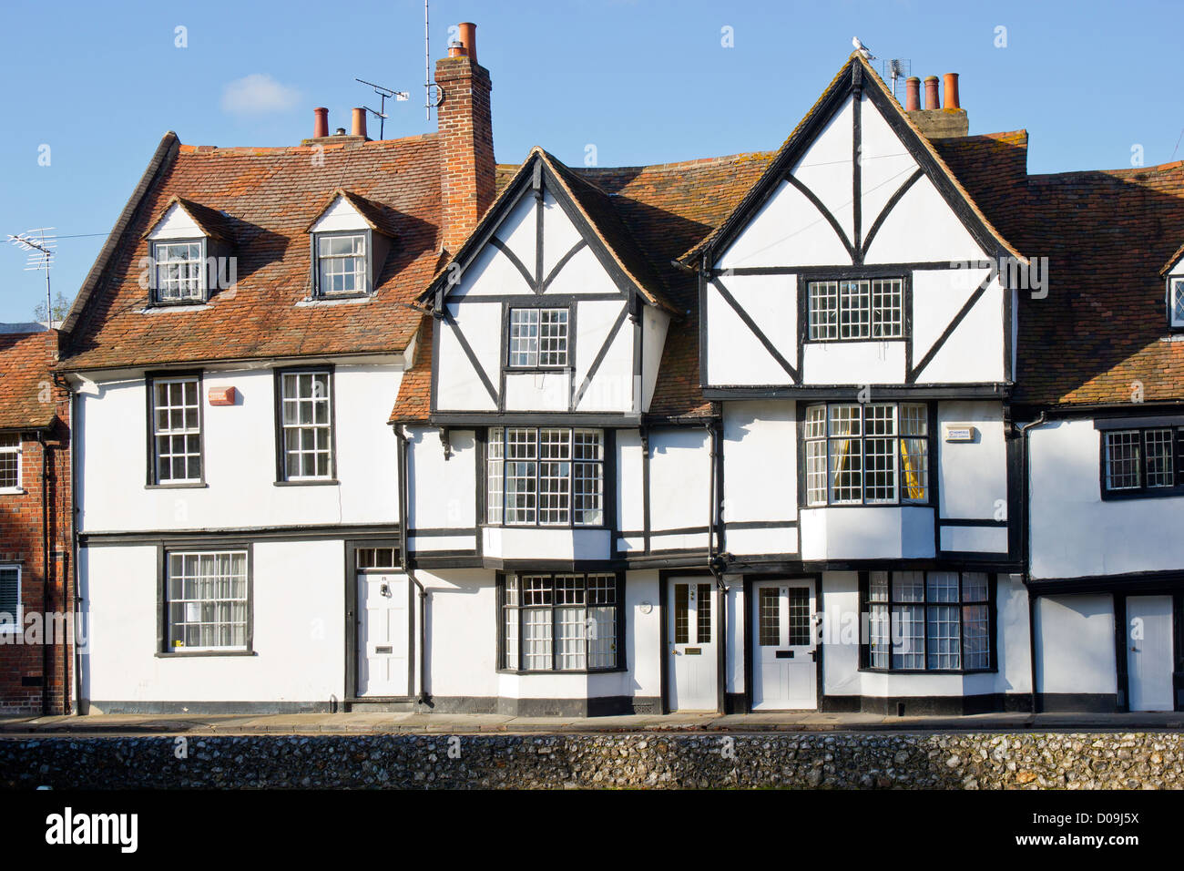 Telaio in legno edificio. Linden Grove Canterbury. Questa casa si affaccia sul fiume Stour come fluisce attraverso il Westgate Gardens Foto Stock