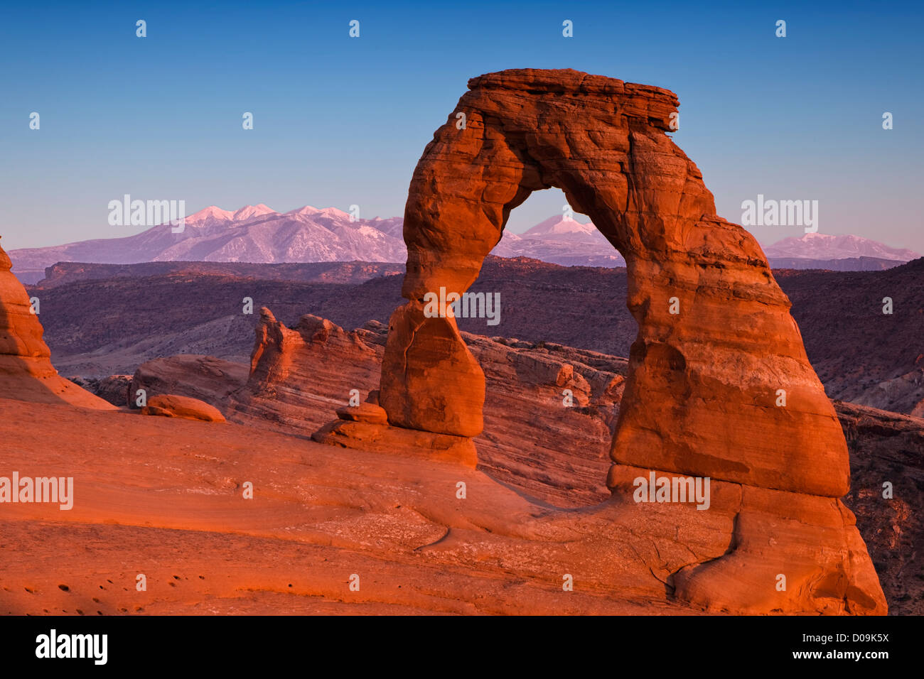 Utah iconici Delicate Arch riscaldata dalla luce di un sole di setting Foto Stock