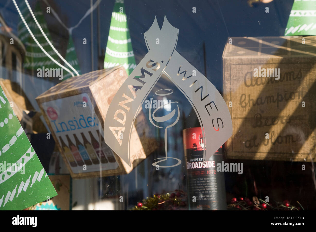 Dettaglio Adnams vini shop vetro della finestra sign Southwold, Suffolk, Inghilterra Foto Stock