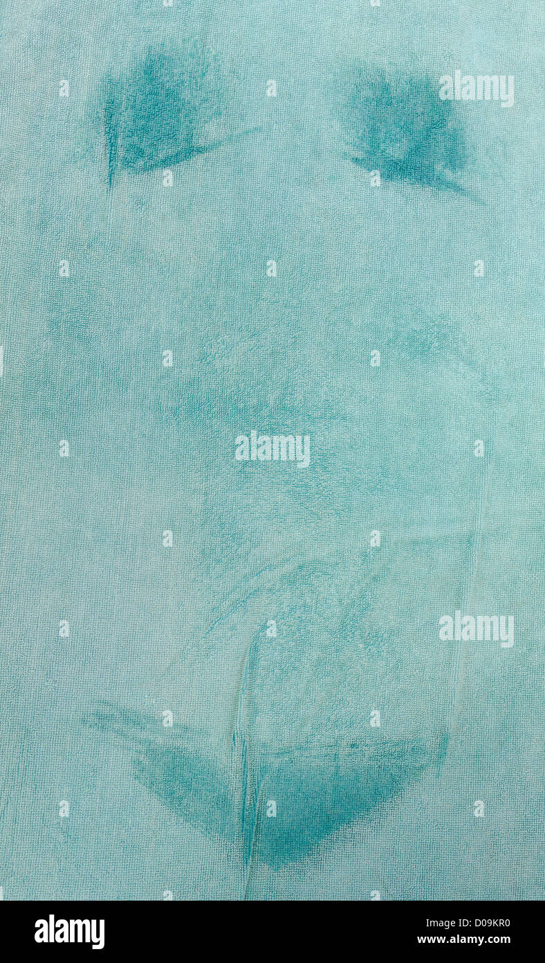 Girato da sopra al telo da spiaggia con tracce di bikini bagnato su di esso Foto Stock