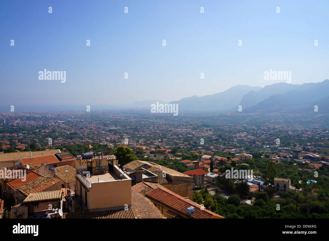 Vista panoramica della città di Palermo in Sicilia dal montaggio di Monreale Foto Stock