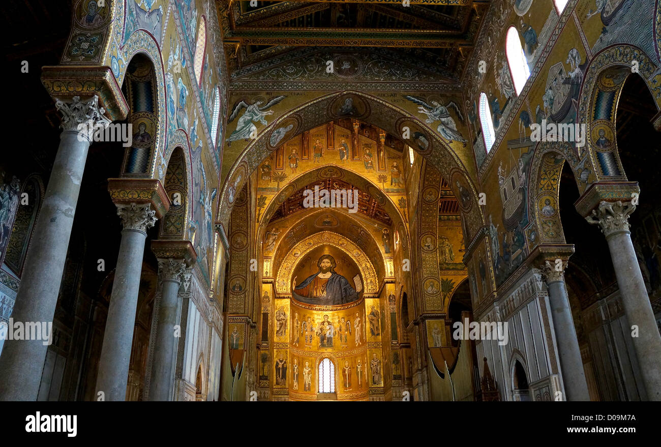 Vista interna di archi e l'abside del Duomo di Monreale in Sicilia Foto Stock