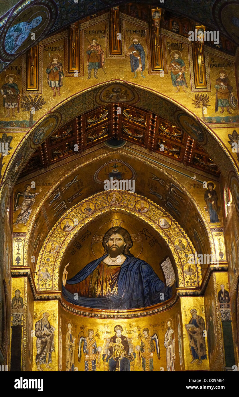 Vista interna dell'abside del Duomo di Monreale in Sicilia con i suoi mosaici dorati Foto Stock