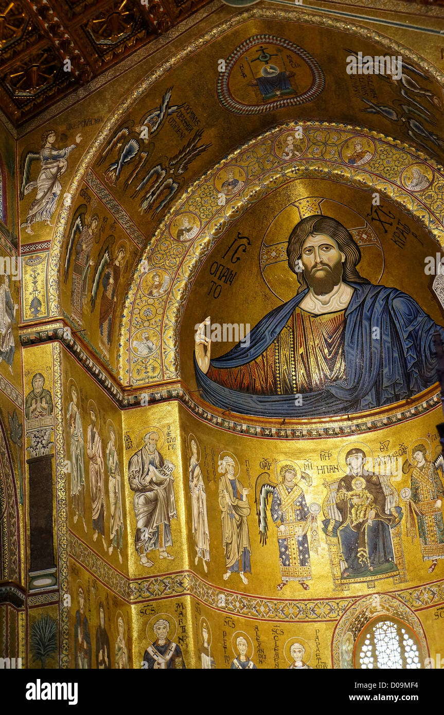 Vista interna dell'abside del Duomo di Monreale in Sicilia con il suo Cristo Pantocratore Foto Stock