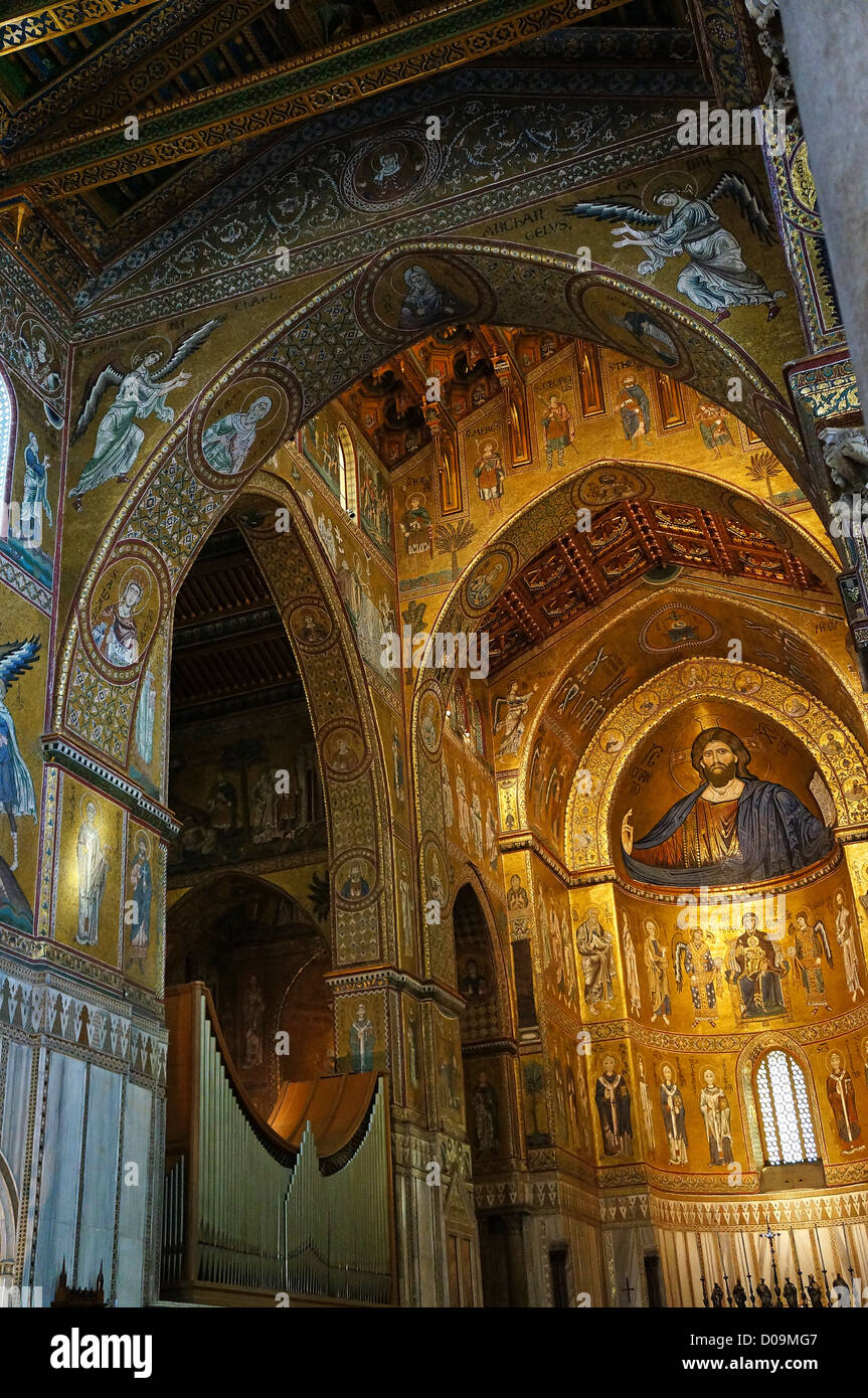 Vista interna dell'abside del Duomo di Monreale in Sicilia con i suoi mosaici dorati Foto Stock