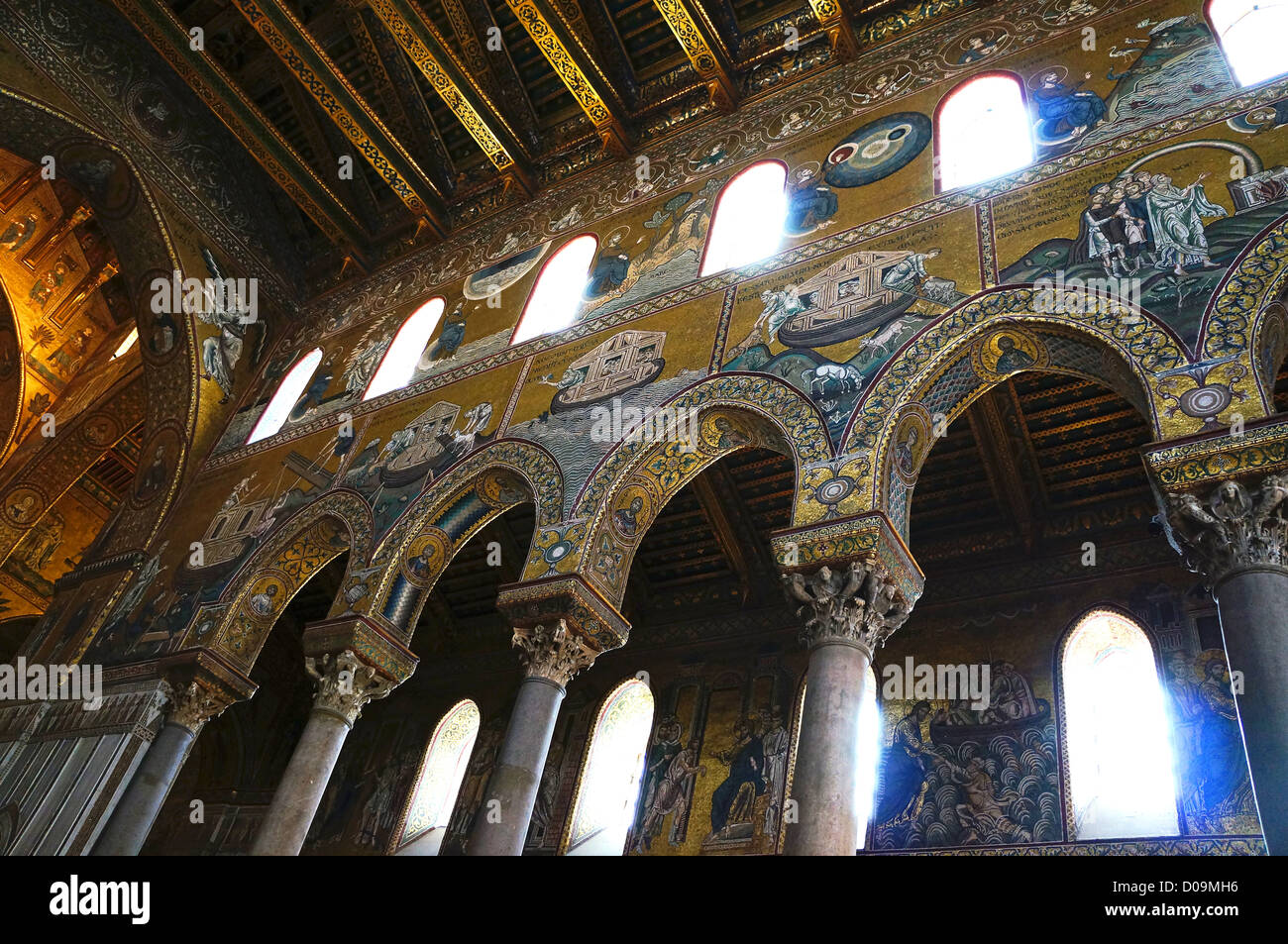 Vista interna del decorate archi presso il duomo di Monreale in Sicilia Foto Stock