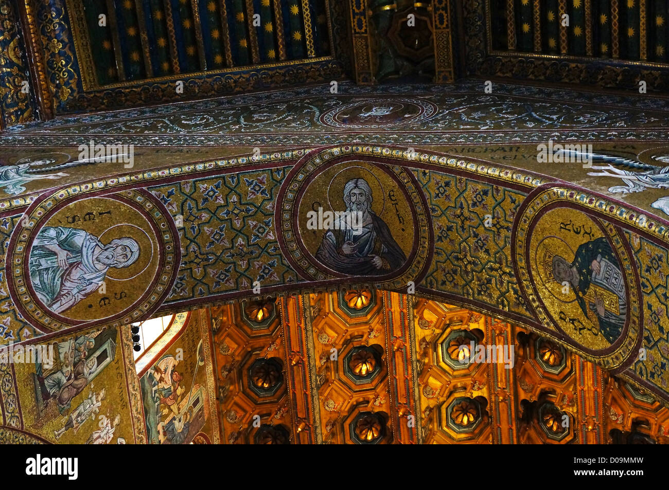 Vista ravvicinata di mosaici dorati nel duomo di Monreale di Palermo, Sicilia Foto Stock