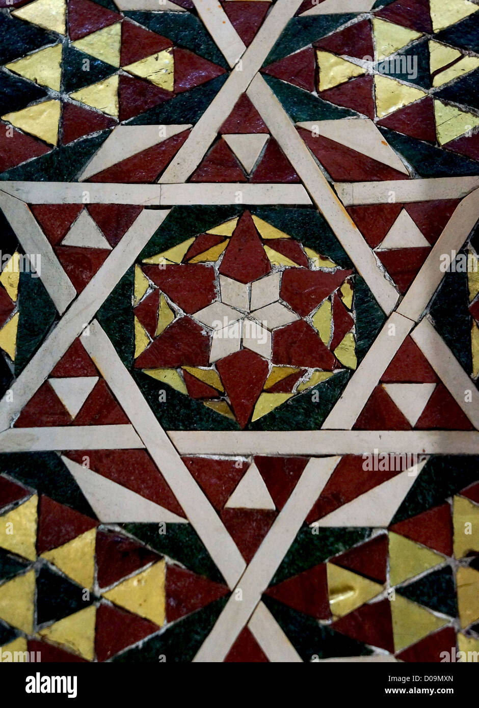 Vista ravvicinata di una decorazione a mosaico in marmo all'interno di una chiesa Foto Stock