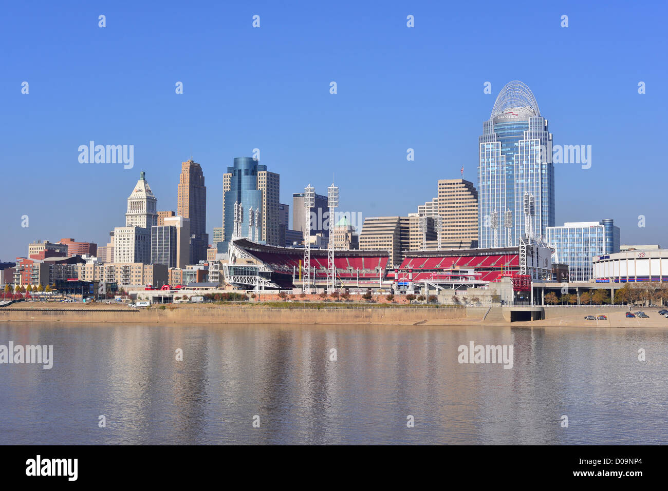 Skyline di Cincinnati, OH si vede attraverso il fiume Ohio Foto Stock
