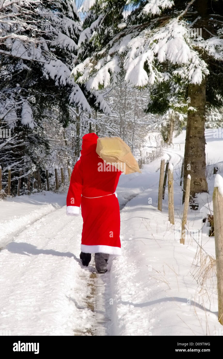 Babbo Natale, Babbo Natale in un bellissimo paesaggio invernale Foto Stock