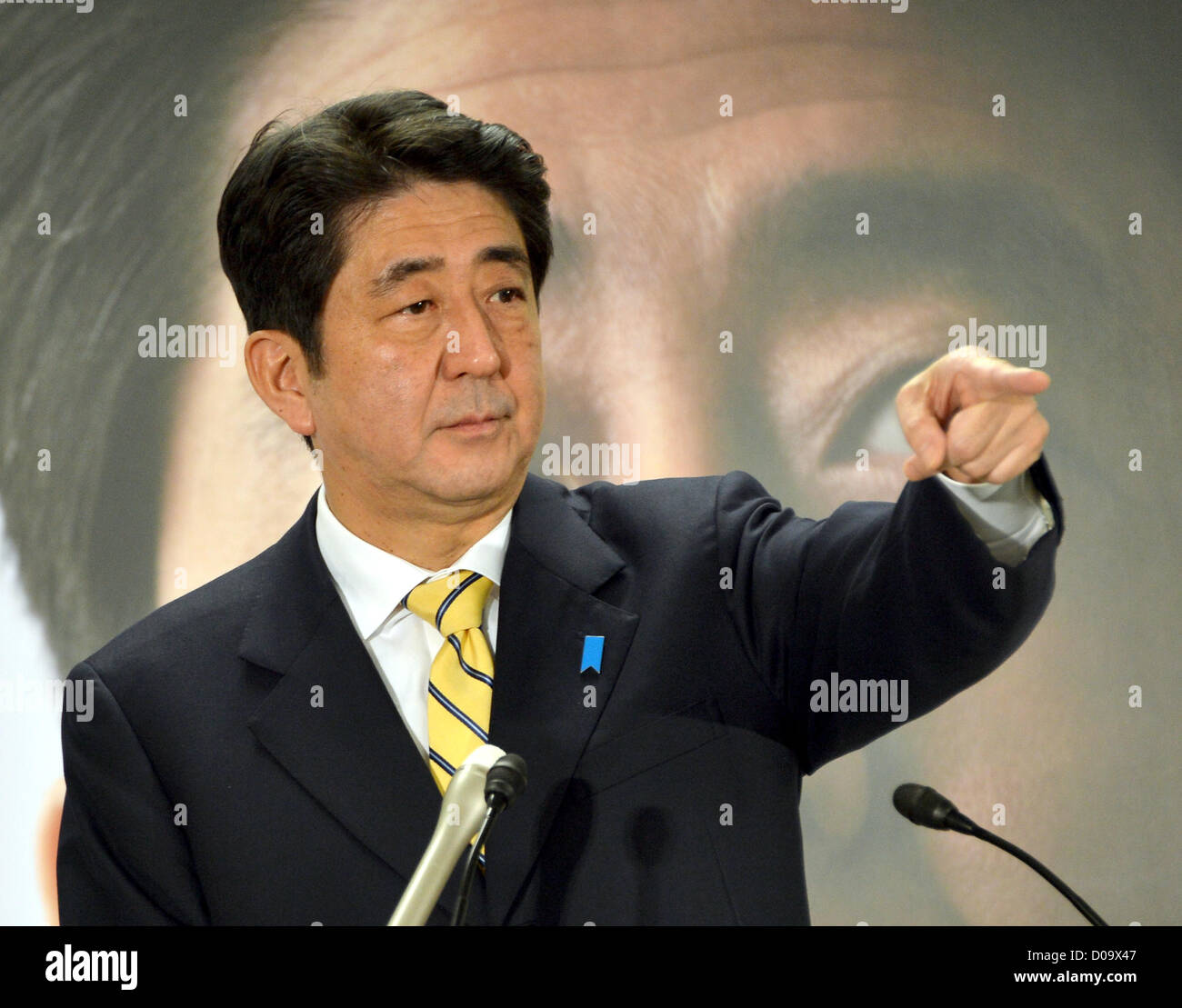 Novembre 21, 2012, Tokyo, Giappone - Shinzo Abe, presidente del principale partito d opposizione Partito Liberale Democratico, campi domande durante una conferenza stampa a Tokyo il Mercoledì, 21 novembre 2012, dopo l'inaugurazione del LDP manifesto per il Dicembre 16 dieta casa inferiore elezione. Gli impegni comprendono obiettivi economici come un 3 per cento di crescita nominale bersaglio e voto per trovare un accordo con la Banca del Giappone e di lavorare verso il raggiungimento di un 2 per cento di inflazione target. (Foto di Natsuki Sakai/AFLO) AYF -mis- Foto Stock