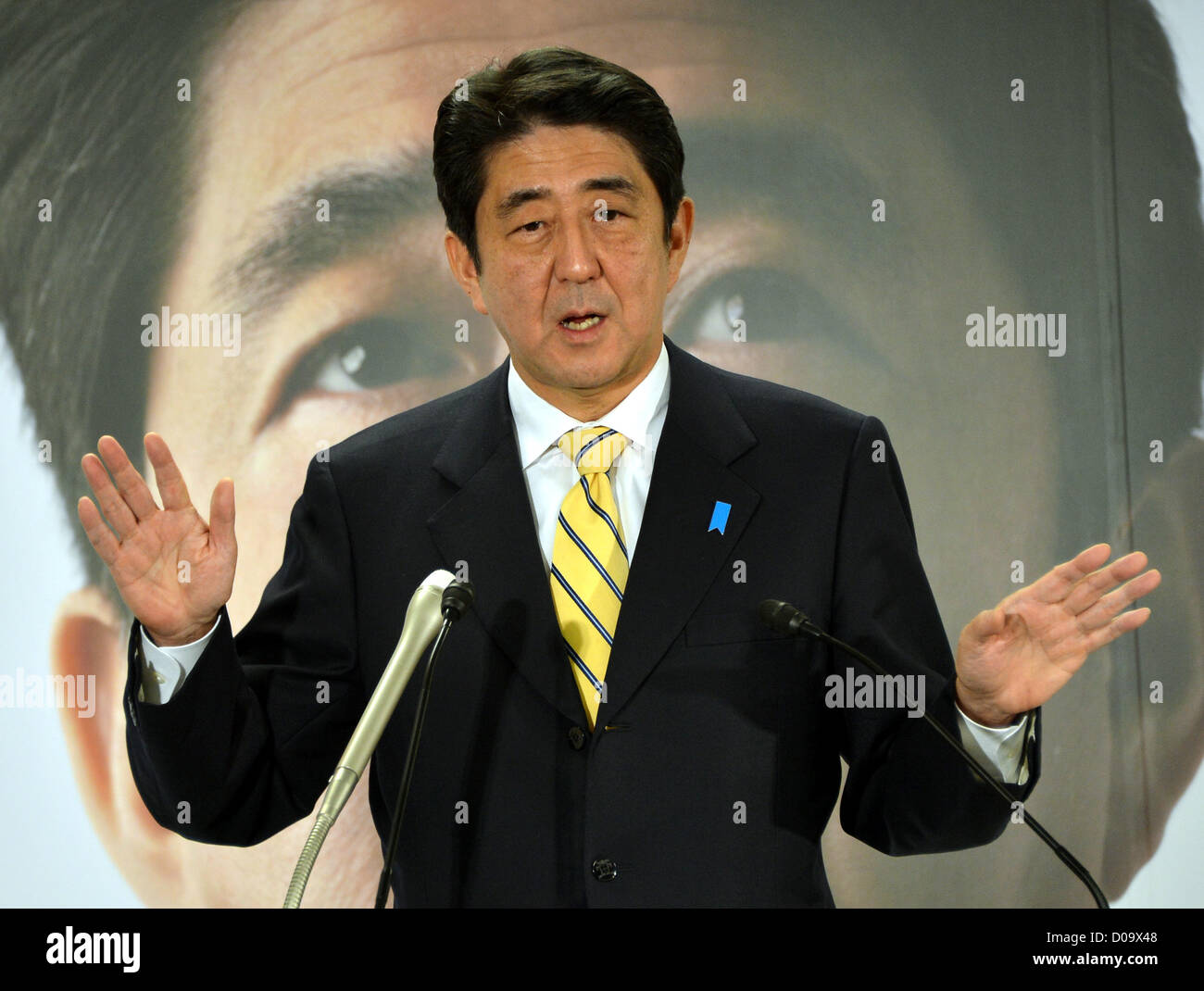 Novembre 21, 2012, Tokyo, Giappone - Shinzo Abe, presidente del principale partito d opposizione Partito Liberale Democratico, campi domande durante una conferenza stampa a Tokyo il Mercoledì, 21 novembre 2012, dopo l'inaugurazione del LDP manifesto per il Dicembre 16 dieta casa inferiore elezione. Gli impegni comprendono obiettivi economici come un 3 per cento di crescita nominale bersaglio e voto per trovare un accordo con la Banca del Giappone e di lavorare verso il raggiungimento di un 2 per cento di inflazione target. (Foto di Natsuki Sakai/AFLO) AYF -mis- Foto Stock