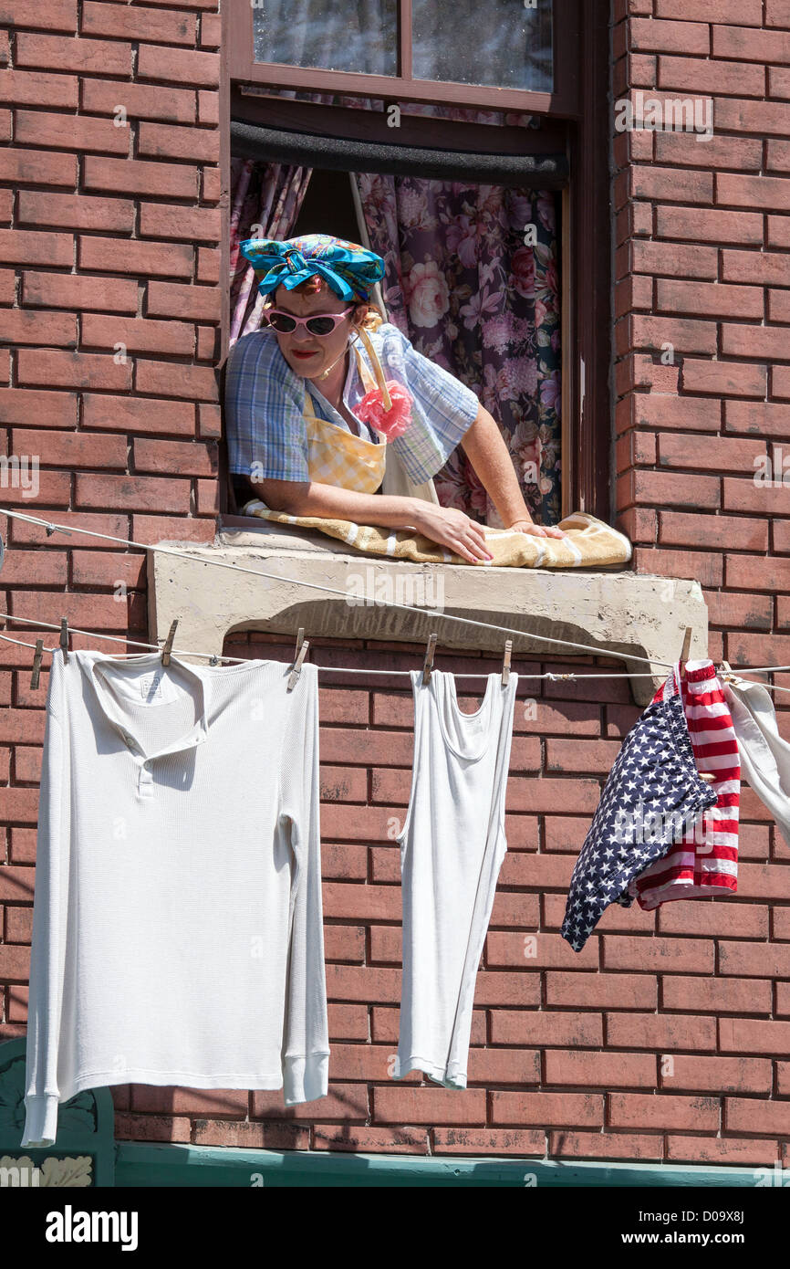 Attore giocando New Yorker sul suo balcone IN REPLICA NEW YORK STREET IN Universal Studios di Los Angeles California USA STATI UNITI Foto Stock Attore giocando New Yorker sul suo balcone IN REPLICA NEW YORK STREET IN Universal Studios di Los Angeles California USA STATI UNITI Foto Stock