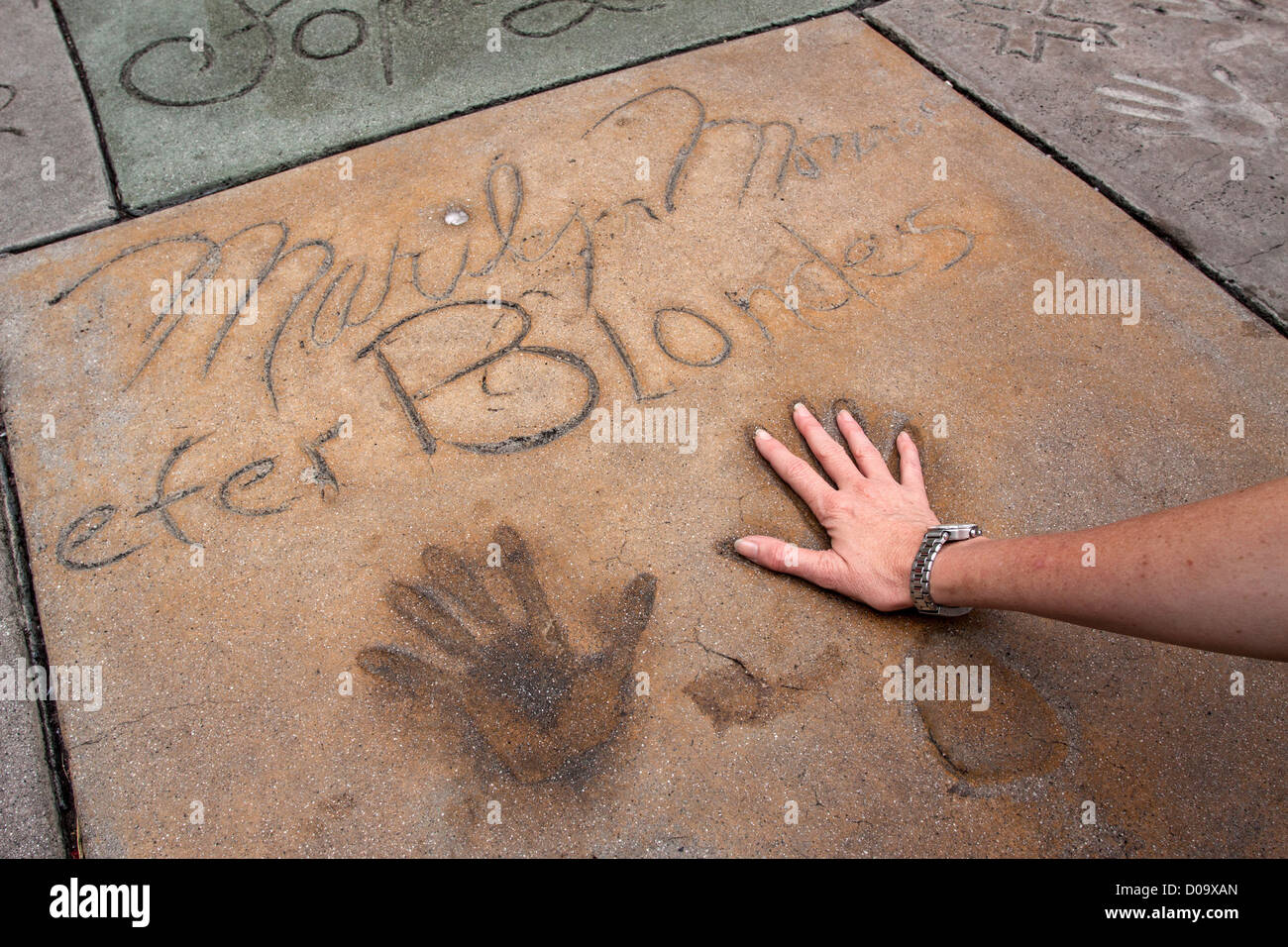 Turismo a mano in Marylin Monroe'S PIAZZALE HANDPRINT Grauman's Chinese Theatre HOLLYWOOD Los Angeles California Stati Uniti Foto Stock