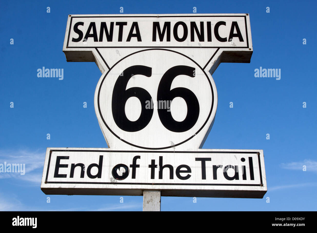 Segno sul molo di Santa Monica che indica la fine del percorso 66 SANTA MONICA LOS ANGELES CALIFORNIA USA STATI UNITI Foto Stock