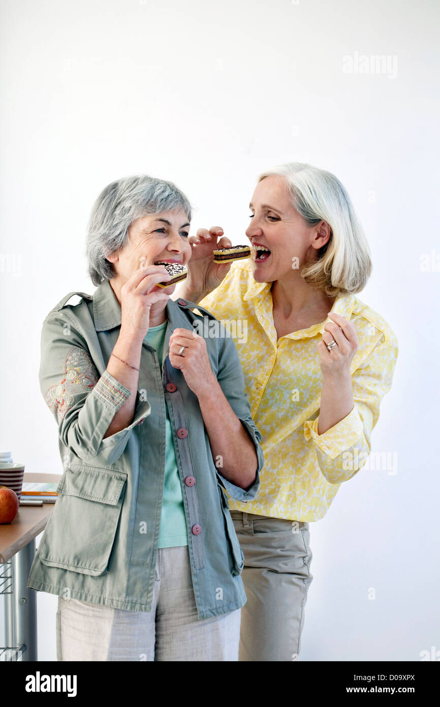 Persona anziana mangiare Foto Stock