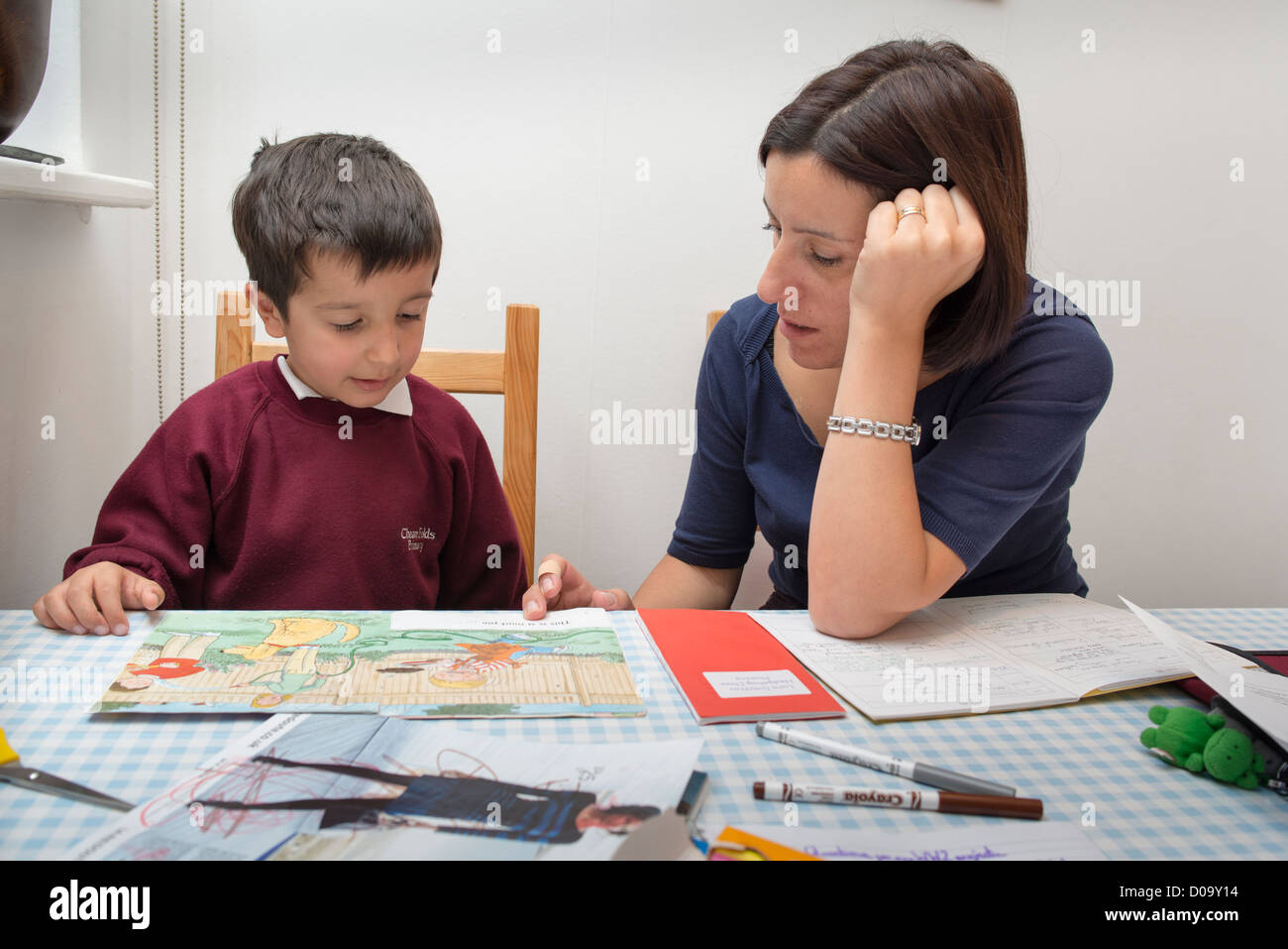 Madre di tutoraggio una primaria scolaro a casa Foto Stock