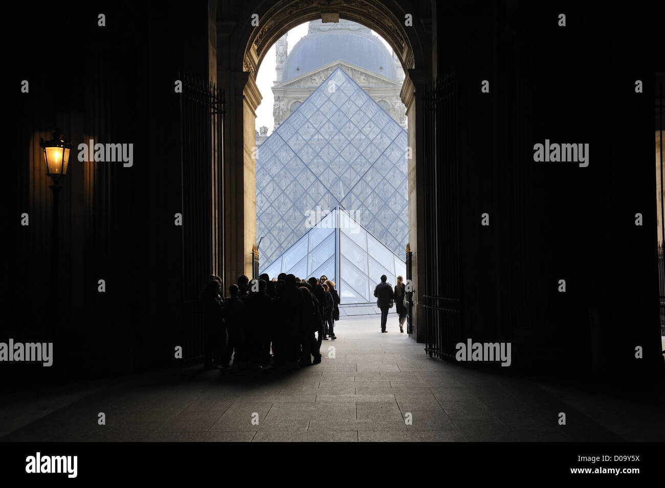 La piramide di vetro da all'interno dell'Ala Richelieu del Louvre di Parigi. Foto Stock