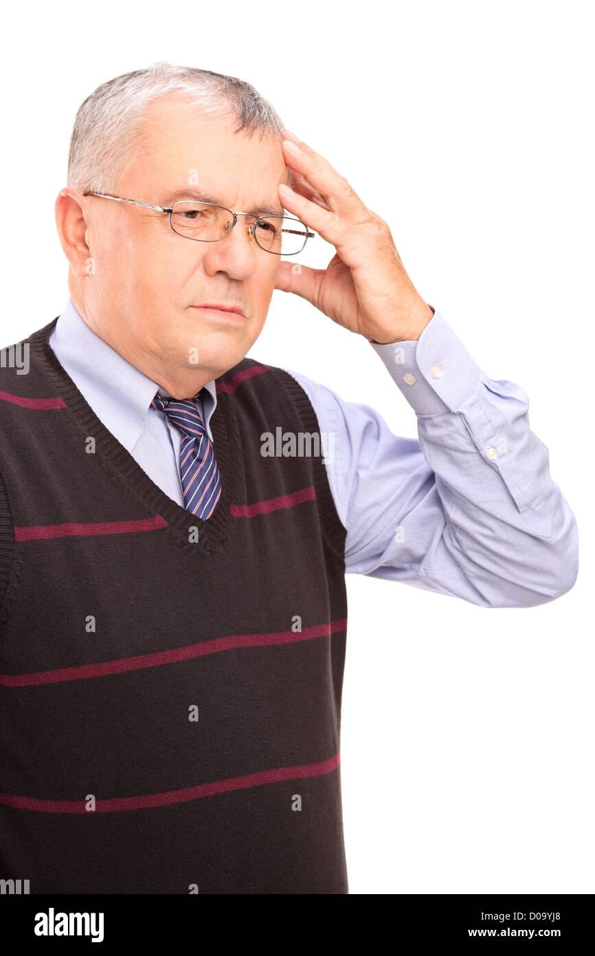 Ritratto di un uomo maturo tenendo la sua testa isolata su sfondo bianco Foto Stock