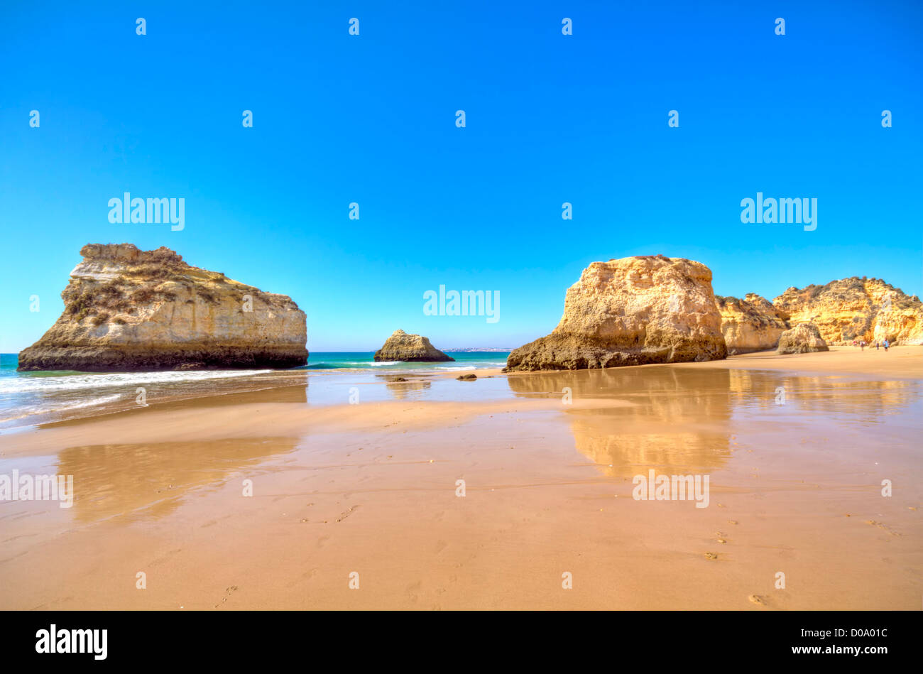 Rocce e oceano a Praia Tres Irmaos in Alvor Algarve Portogallo Foto Stock
