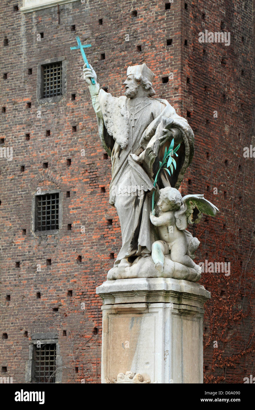 La statua barocca di San Giovanni di Nepomuk a Castello Sforzesco, Castello Sforzesco di Milano, Italia, Europa. Foto Stock