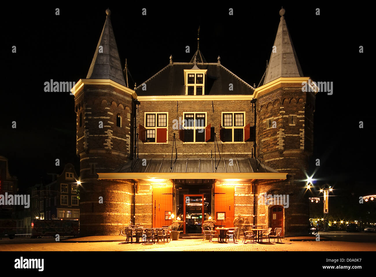 Edificio 'De Waag' in Amsterdam Paesi Bassi durante la notte Foto Stock