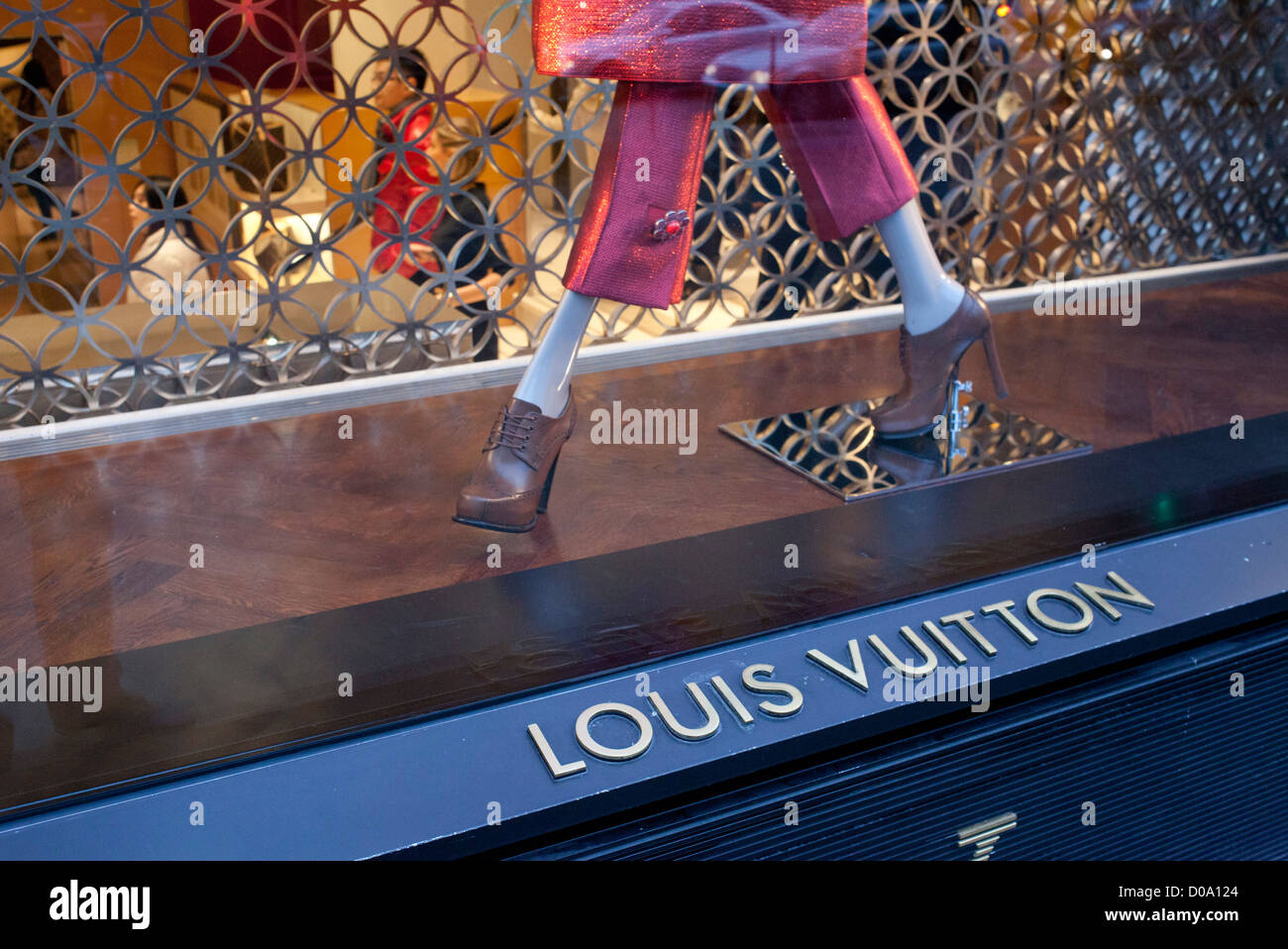 I turisti cinesi al negozio Louis Vuitton a Parigi, Francia Foto Stock