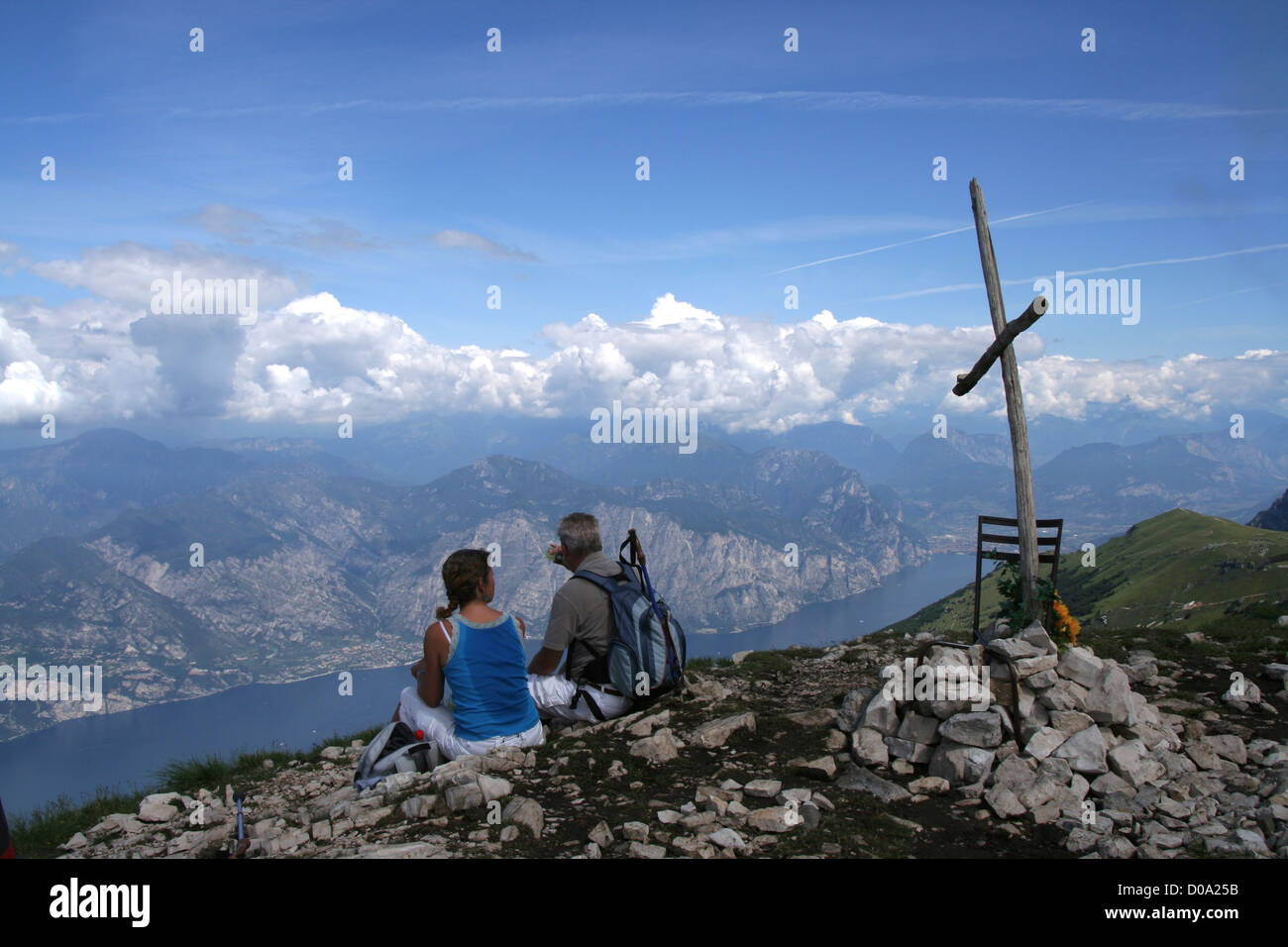 Walkers sulla Cima delle Pozzette, Lago di Garda, Italia Foto Stock