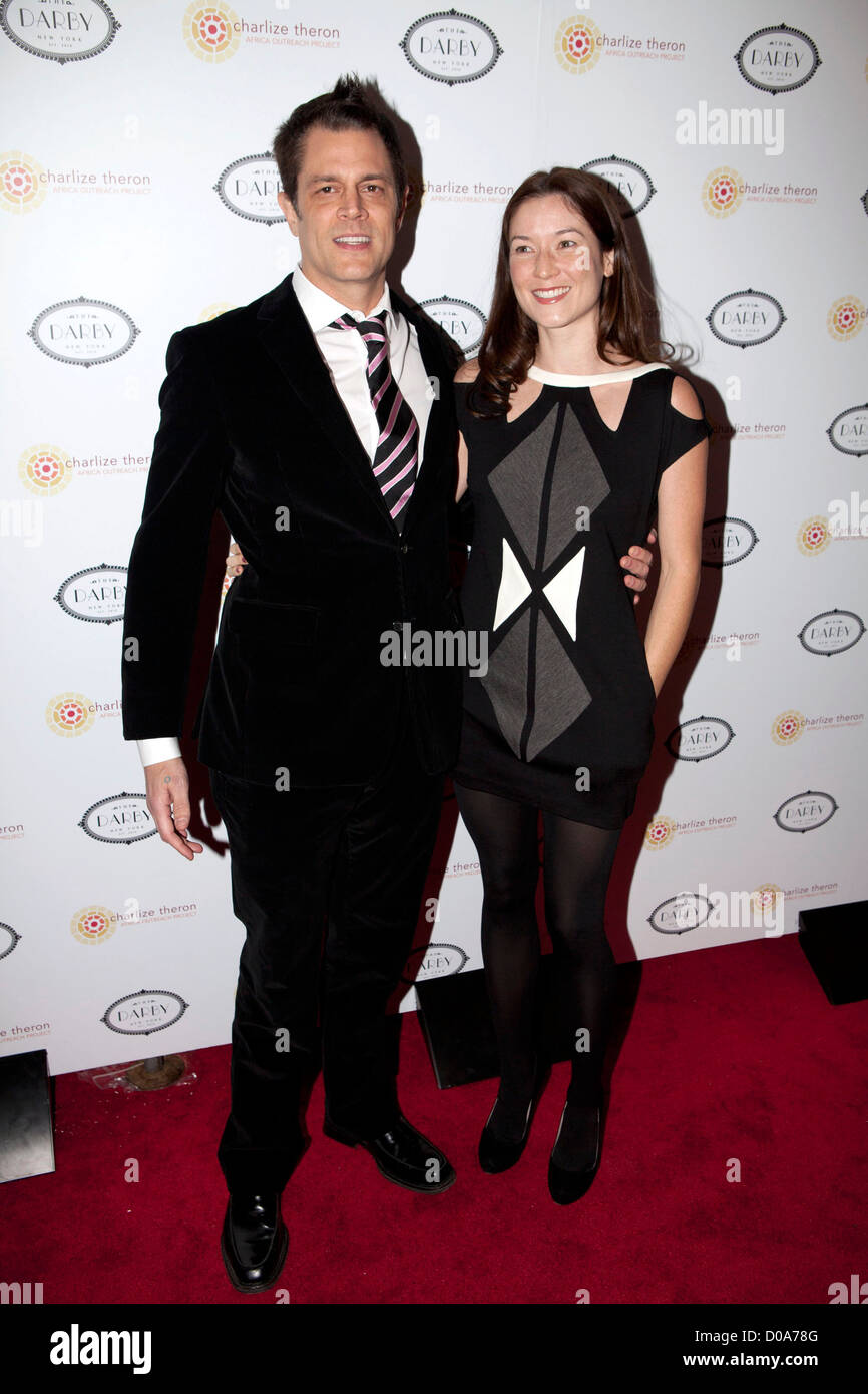 Johnny Knoxville e moglie Naomi Nelson l annuale 2010 Charlize Theron Outreach Africa Il progetto presso il Darby ristorante nuovo Foto Stock