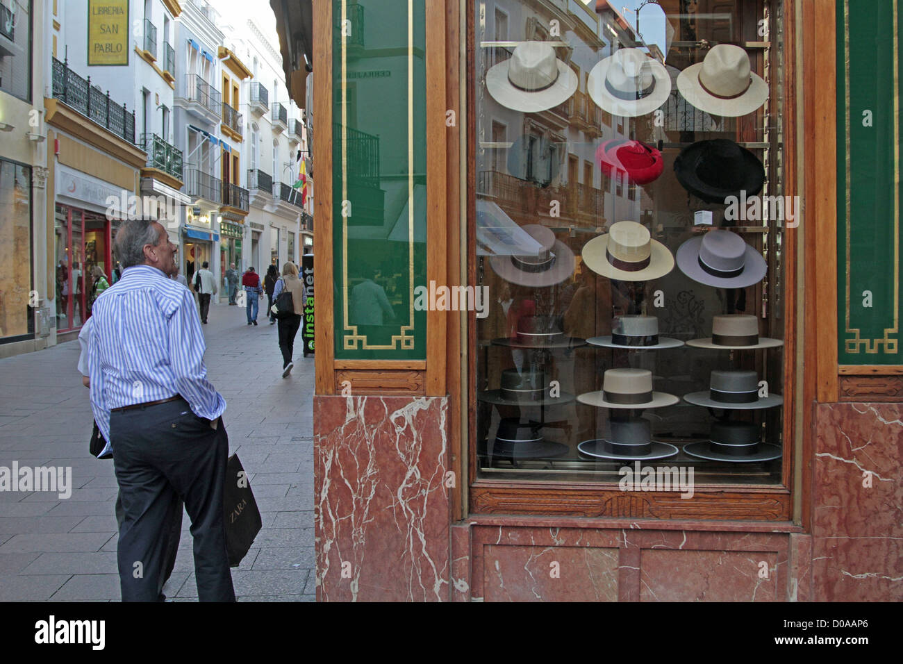 Scena di strada Calle Velazquez Siviglia Andalusia Spagna Foto stock - Alamy