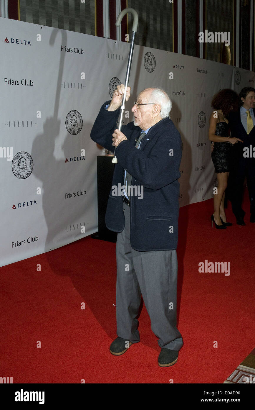 Eli Wallach, Frati Club roast tenutosi presso la New York Hilton - Arrivi New York City, Stati Uniti d'America - 01.12.10 Foto Stock