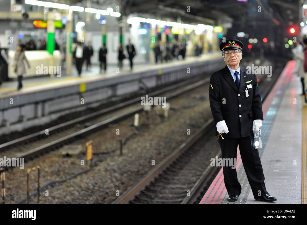Un uomo che lavora a Osaka stazione ferroviaria per il Giappone Ferrovie. Foto Stock