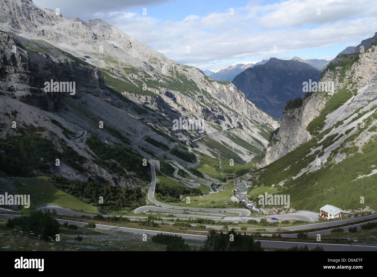 Il movimento serpeggiante venti della strada dalla strada statale dello Stelvio pass in Lombardia, italiano centrale delle Alpi, il Parco Nazionale dello Stelvio Foto Stock