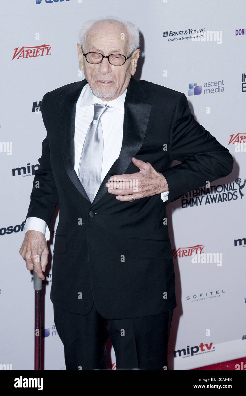 Eli Wallach 38th International Emmy Awards - Gli arrivi di New York City, Stati Uniti d'America - 22.11.10 Foto Stock