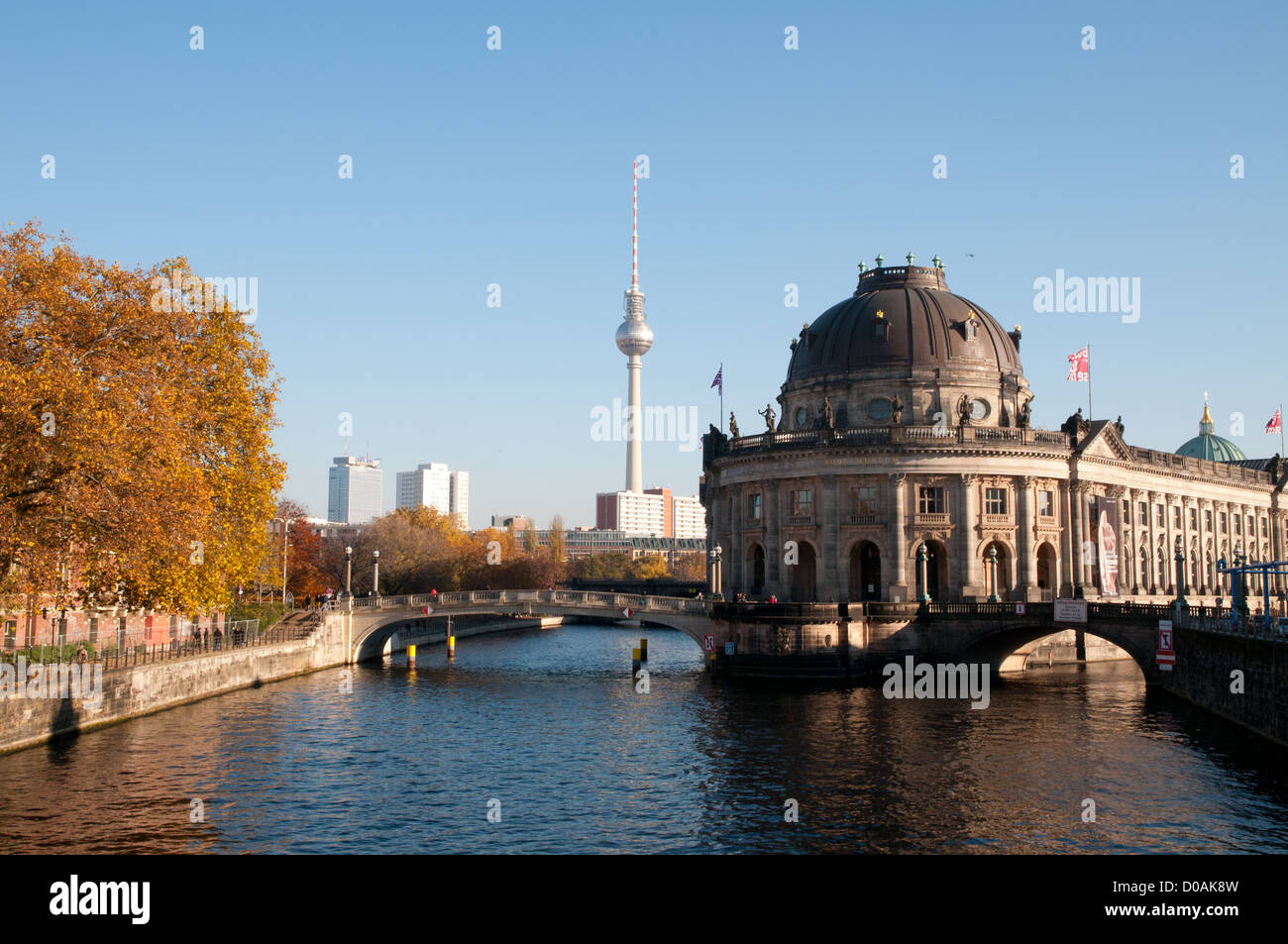 Autunno a Berlino, il fiume Sprea con isola dei musei Foto Stock