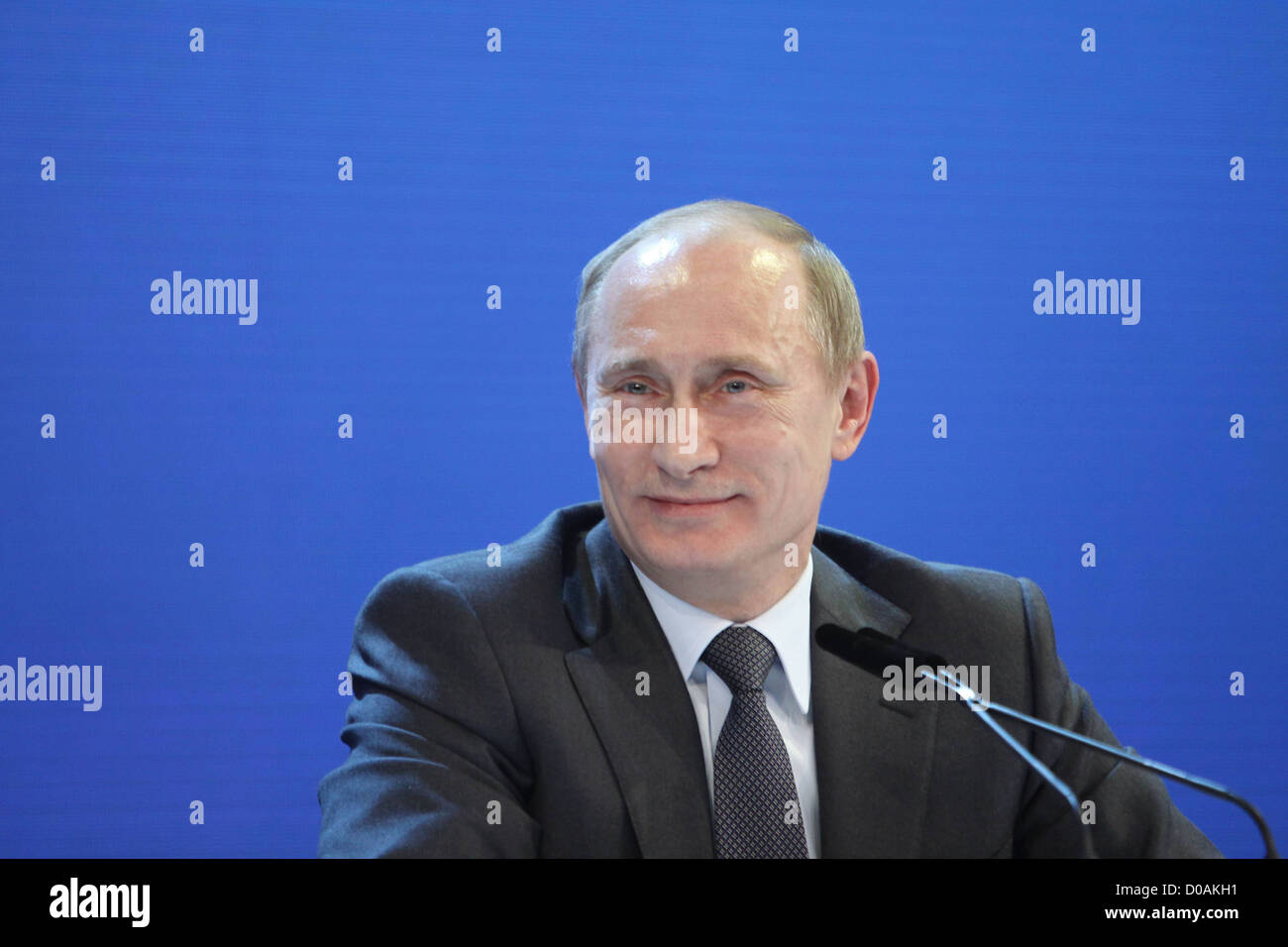 Il Primo Ministro russo Vladimir Putin Partecipa a conferenza stampa dopo la Russia è stato annunciato di host per il 2018 Fifa Soccer Foto Stock