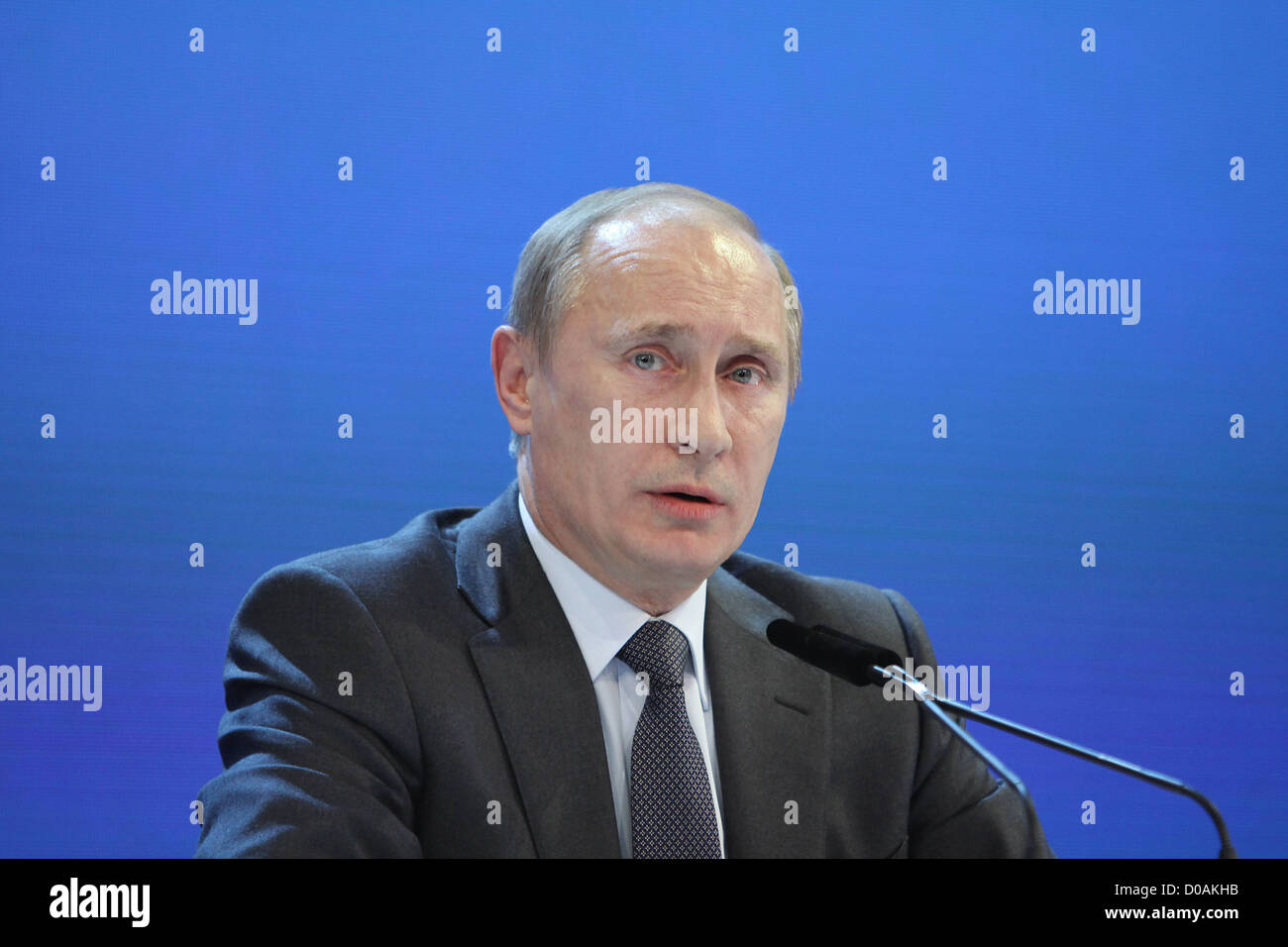 Il Primo Ministro russo Vladimir Putin partecipa a una conferenza stampa dopo la Russia è stato annunciato di host per il 2018 Fifa Soccer Foto Stock