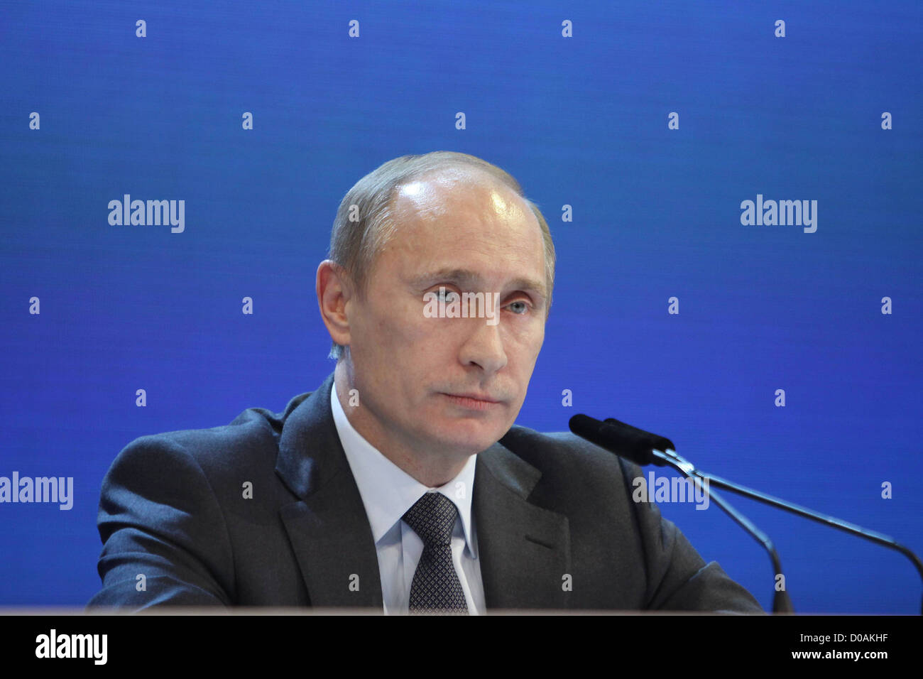 Il Primo Ministro russo Vladimir Putin Partecipa a conferenza stampa dopo la Russia è stato annunciato di host per il 2018 Fifa Soccer Foto Stock