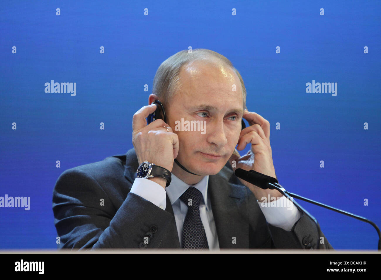 Il Primo Ministro russo Vladimir Putin partecipa a una conferenza stampa dopo la Russia è stato annunciato di host per il 2018 Fifa Soccer Foto Stock