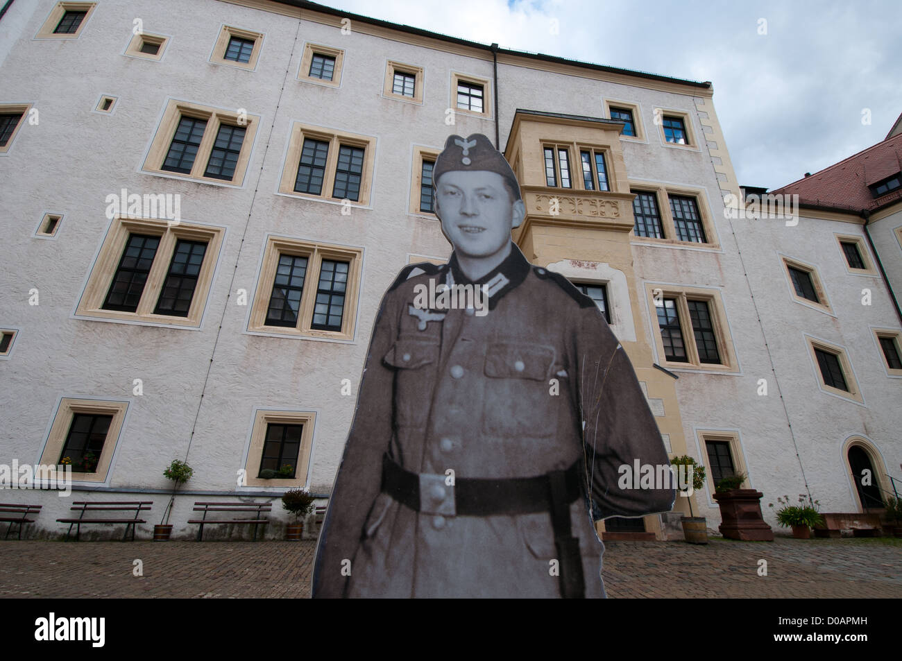 Cortile del Castello di Colditz, ex prigioniero di guerra camp, con lifesize intaglio mostra Airey Neave dissimulata come un soldato tedesco Foto Stock