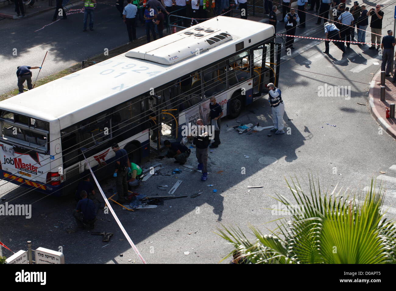 Gli esperti di polizia giudiziaria israeliana ispezionano la scena di un'esplosione in un autobus che è stato preso di mira in un attacco di bombardamento a Tel Aviv il 21 novembre 2012 effettuato da un cittadino israeliano di discendenza araba, che a distanza ha detonato un dispositivo esplosivo, che aveva nascosto in anticipo sull'autobus. Foto Stock