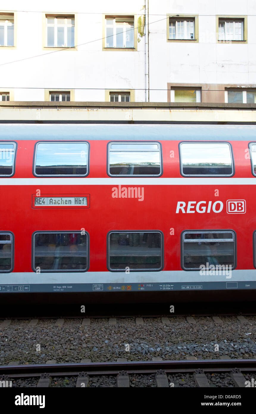 Il tedesco treni regionali a Wuppertal stazione. Deutsch Regionalzüge in Wuppertal Hauptbahnhof. Foto Stock