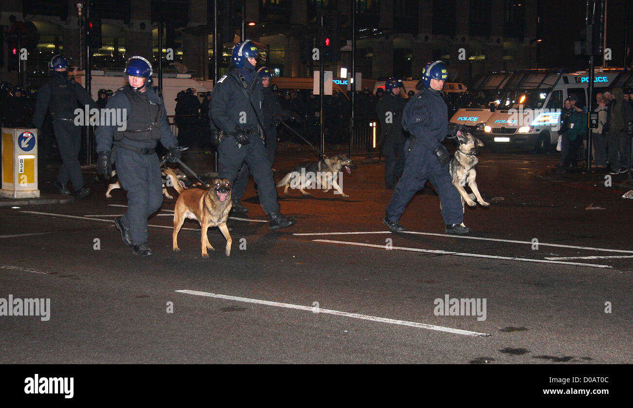 I cani della polizia di pattuglia come gli studenti protestano contro un aumento delle tasse nel central London Londra Inghilterra - 09.12.10 Foto Stock