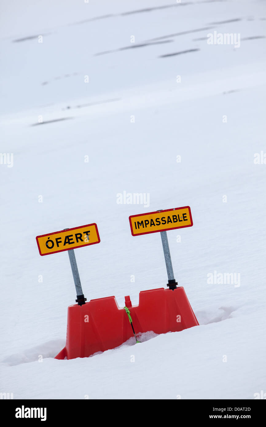 Segno che vieta la guida su una coperta di neve ROAD Fiordi della WESTERN ISLANDA EUROPA Foto Stock