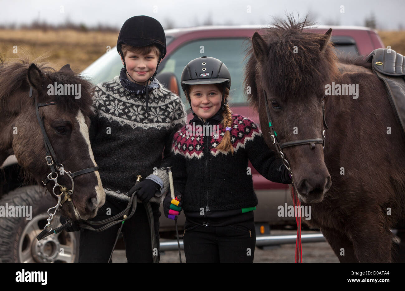 Giovani piloti su cavalli islandesi competizione equestre in Reykjavik Capitale dell Islanda EUROPA Foto Stock