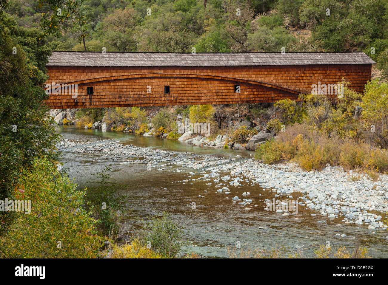 Bridgeport ponte coperto oltre il South Yuba River nel sud Yuba River State Park, California. Foto Stock
